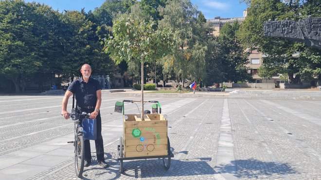 Rektor Univerze v Ljubljani Gregor Majdič in drevo na kolesu. FOTO: Eva Mikelj