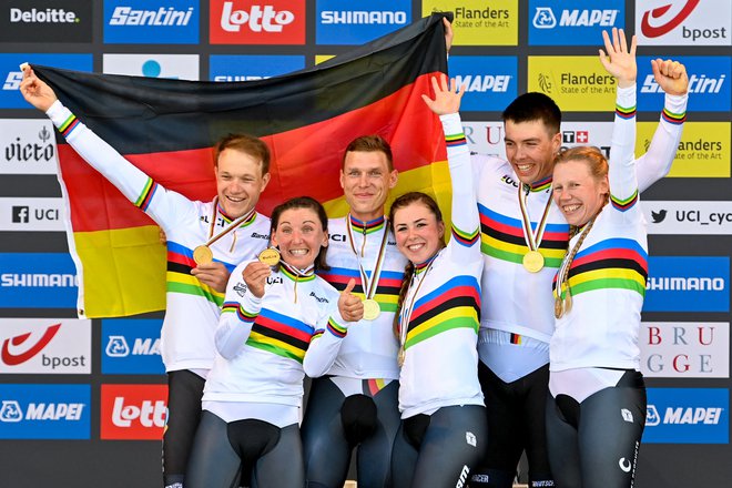 Nikias Arndt, Lisa Brennauer, Tony Martin, Lisa Klein, Max Walscheid in Mieke Kröger (z leve) slavijo na odru za zmagovalce v Bruggeu. FOTO: Eric Lalmand/AFP