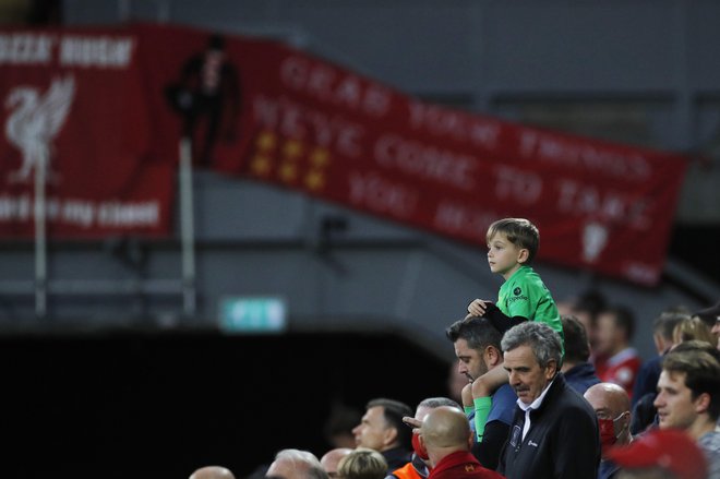 Navijači Liverpoola med tekmo z AC Milanom v ligi prvakov. FOTO: Phil Noble/Reuters