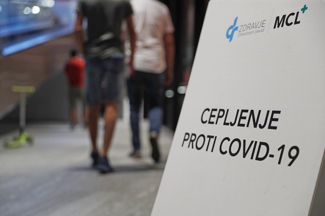 Cepljenje proti covidu-19 v trgovskem centru Aleja. FOTO: Leon Vidic/Delo