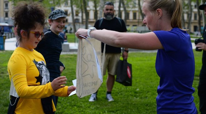 Neža Adamič, ki je pomemben del Društva za kulturo inkluzije že vrsto let, deli z vami svoje izkušnje, strast do dela in smisel, ki ga vedno znova najde pri igri, otrocih in vključenosti. FOTO:&nbsp;Arhiv Društva za kulturo inkluzije