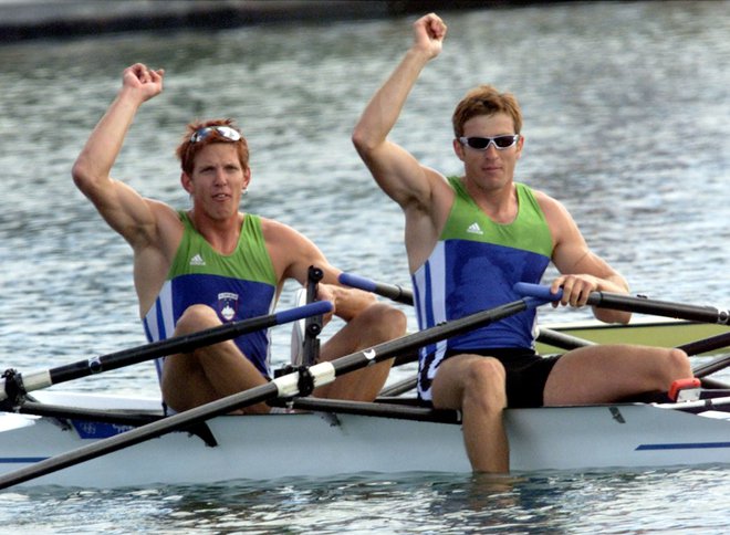Luka Špik in Iztok Čop sta se takole na današnji dan pred 21 leti v Sydneyju veselila zlate olimpijske kolajne v veslanju. FOTO: Goran Tomasevic/Reuters

