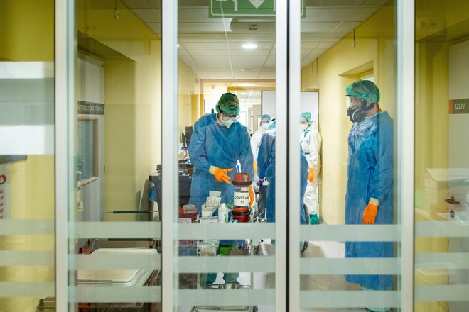 Konec tega meseca lahko v bolnišnicah pričakujejo od 350 do 400 bolnikov. FOTO: Voranc Vogel/Delo