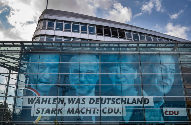 Krščanskodemokratska CDU, ki je z Angelo Merkel vladala 16 let, bo morala, kot kaže, kanclerski položaj odstopiti socialnodemokratski SPD.<br />
Foto John Macdougall/AFP