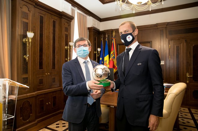 Predsednik moldavskega parlamenta Igor Grosu in predsednik Uefe Aleksander Čeferin. FOTO: Bizgu Eduard