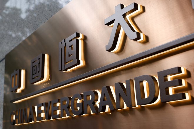 Od družbe Evergrande je odvisnih 3,8 milijona delovnih mest v gradbeništvu in drugih industrijah. FOTO: Tyrone Siu/Reuters