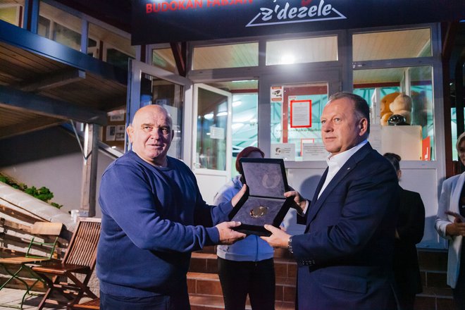 Marius Vizer (desno), predsednik Svetovne judoistične zveze (IJF), je Marjana Fabjana presenetil z zlato medaljo, najvišjim priznanjem IJF. FOTO: Gregor Vrečko Pizzulin