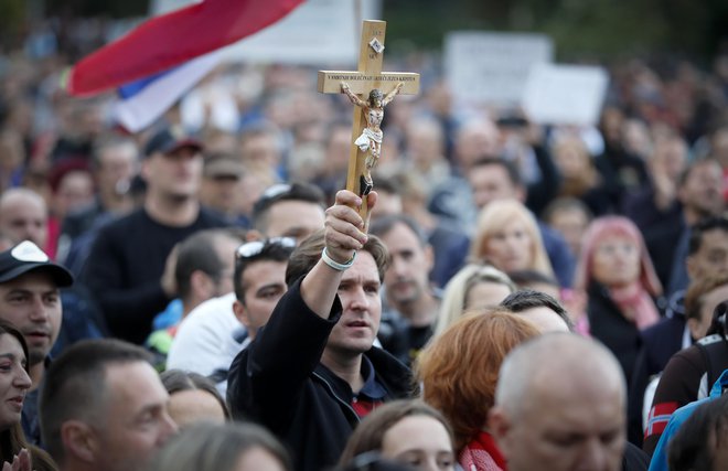 Sredi tedna se je v središču Ljubljane zbralo toliko protestnikov, da bi tolikšno število volivcev že lahko omogočilo prestop parlamentarnega praga. FOTO: Matej Družnik