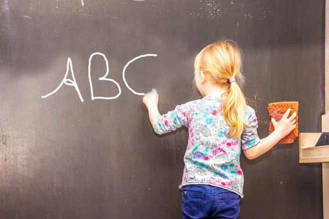 Naletel sem na profesorico nemškega jezika, ki mi ni pustila pisati na tablo, ker pišem z levo roko. Foto Shutterstock