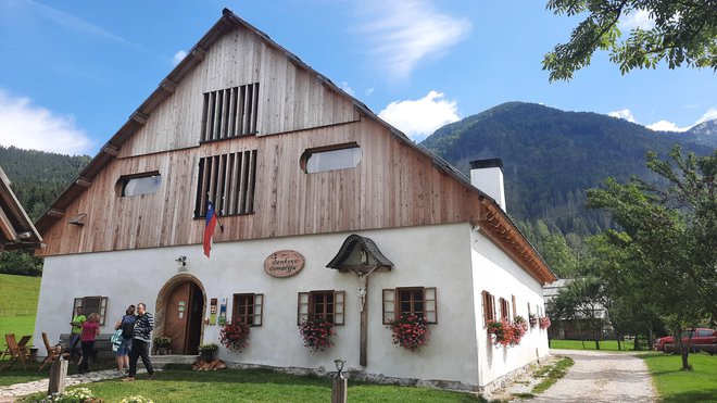 Novo zgodbo Šenkove domačije sta zakonca Polona Virnik Karničar in Drejc Karničar začela pisati leta 2010 z odprtjem turistične kmetije. FOTO: Agata Rakovec Kurent