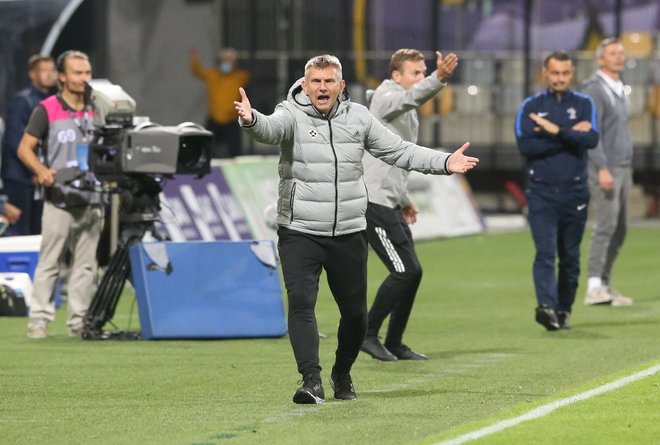 Vršilec dolžnosti trenerja Radovan Karanović je z manjšpimi popravki v začetni enajsterici Maribor popeljal do zanesljive zmage v Štajerskem derbiju. FOTO: Tadej Regent