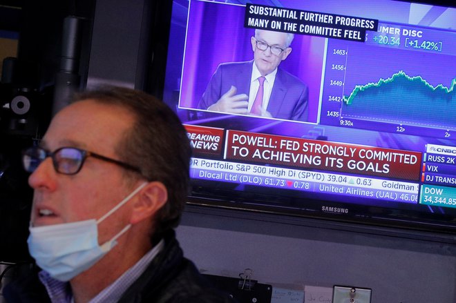 Borzni posredniki vedno pozorno spremljajo, kar sporoča predsednik ameriške centralne banke.<br />
FOTO: Brendan Mcdermid/Reuters