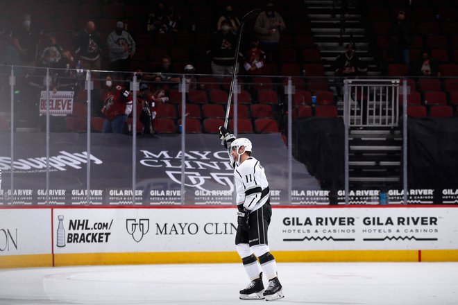 Anže Kopitar pozdravlja navijače v Glendalu, kjer je maja lani dosegel 1000. točko. FOTO: Christian Petersen/AFP