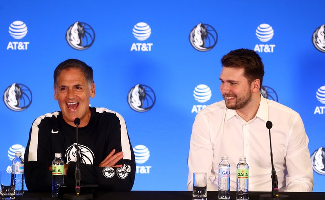 Mark Cuban in Luka Dončić. FOTO: Borut Živulović/Reuters