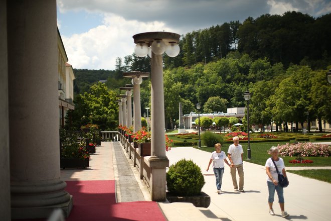 Skupno število turistov je sicer še vedno nekoliko manjše kot pred krizo, zato pa se bile nočitvene zmogljivosti že rekordno obremenjene. FOTO: Jure Eržen/Delo