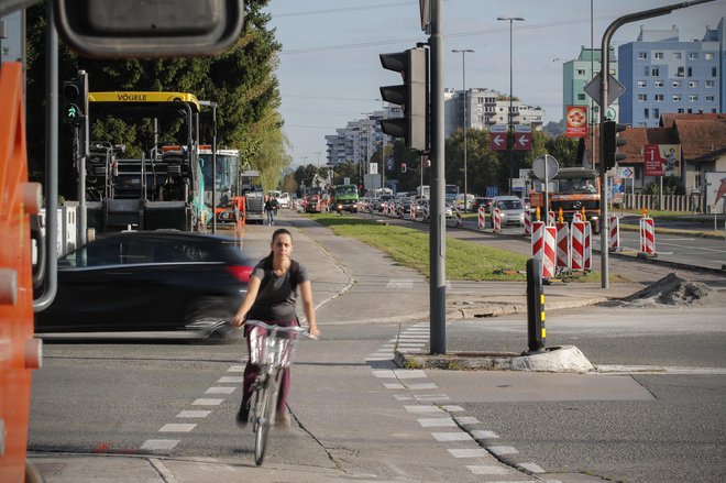 Ob preplastitvi Celovške v Šentvidu pločnikov in kolesarskih stez ne bodo obnovili. FOTO: Uroš Hočevar/Kolektiff