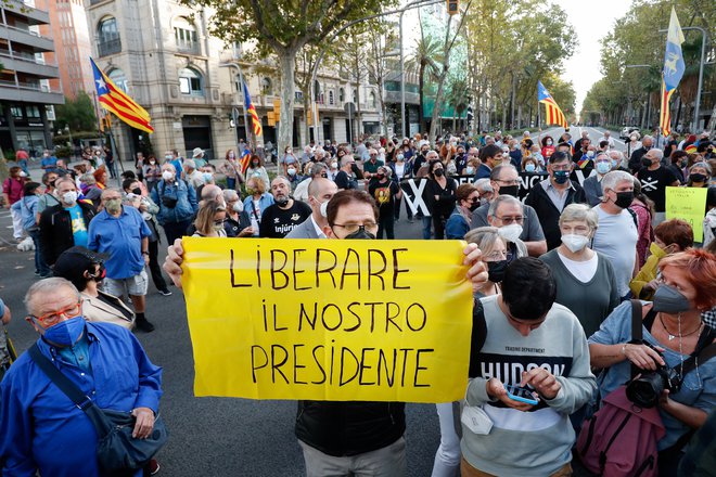 Do tisoč Kataloncev je izrazilo svoje ogorčenje s protestiranjem pred italijanskim konzulatom v Barceloni, množice pa so se zbirale tudi drugod. Foto Albert Gea/Reuters