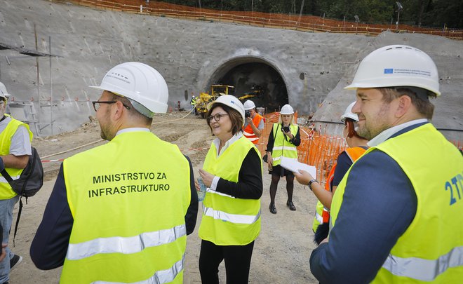 Prve metre vrtanja predorov si je ogledala Adina Vălean, evropska komisarka za promet, v družbi Infrastrukturnega ministra Jerneja Vrtovca.<br />
Foto Jože Suhadolnik
