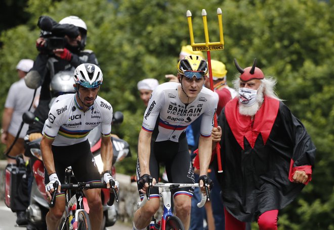 Matej Mohorič (desno) je prvi slovenski adut v boju za mavrično majico, ki jo bo jutri branil Julian Alaphilippe. FOTO: Benoit Tessier/Reuters