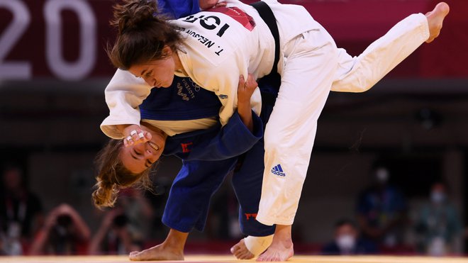 Kaja Kajzer (v modrem kimonu) se je izkazala na prvem večjem tekmovanju v judu po olimpijskih igrah v Tokiu. FOTO: Annegret Hilse/Reuters