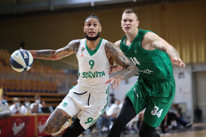 Zach Auguste (levo) je bil prvo ime dvoboja za slovenski superpokal s Krko. FOTO: Cedevita Olimpija