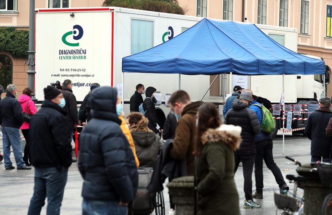 Testiranje je postalo plačljivo, vrste pa so ostale. FOTO: Marko Feist/Slovenske novice