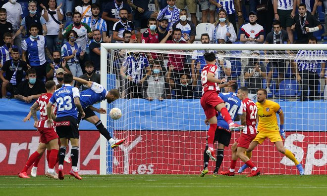 Victor Laguardia je s strelom z glavo ugnal Jana Oblaka. FOTO: Vincent West/Reuters