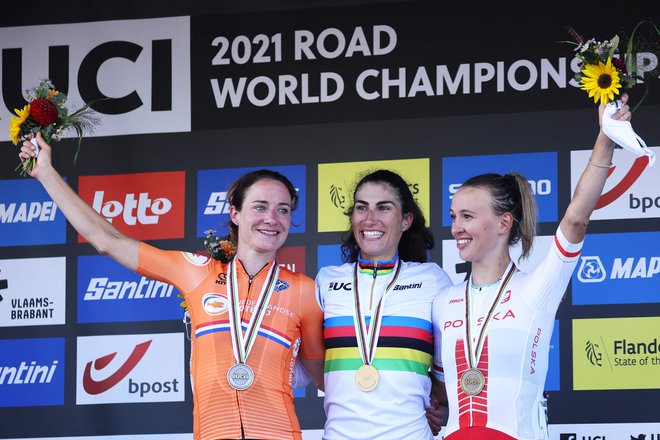 Z leve srebrna Nizozemka Marianne Vos, zlata Balsamova in osvajalka bronastega odličja, Poljakinja Katarzyna Niewiadoma. FOTO: Kenzo Tribouillard/AFP