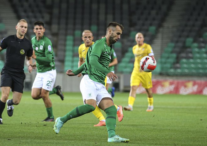 Pri senzaciji Radomljanov v Stožicah je bil največji osmoljenec strelec dveh Olimpijinih golov Mustafa Nukić, ki je bil pri izidu 2:1 za zeleno-bele izključen. Nato je Olimpijina barka potonila. FOTO: Jože Suhadolnik/Delo