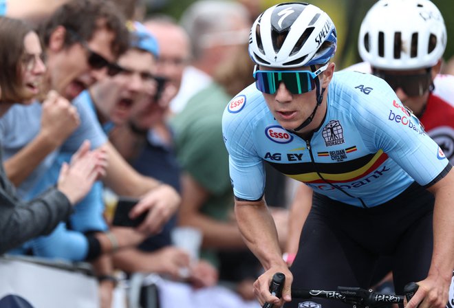 Remco Evenepoel na poti proti mavrični majici. FOTO: Kenzo Tribouillard Afp