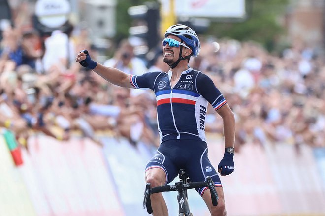 Julian Alaphilippe je še enkrat ugnal vso svetovno elito. FOTO:&nbsp; Kenzo Tribouillard/AFP