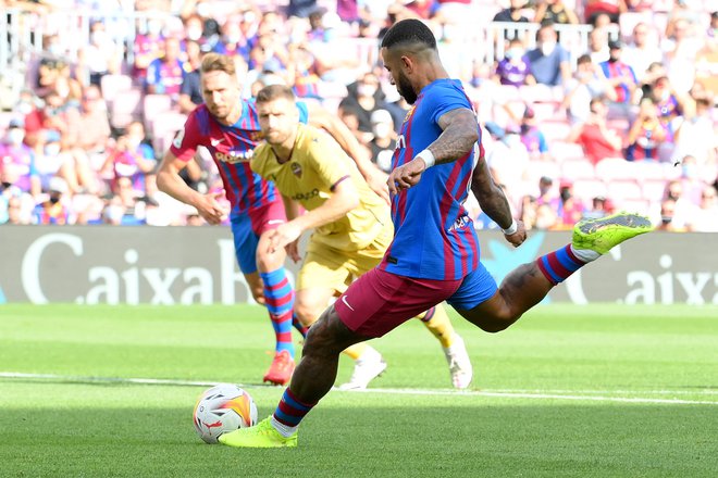 Prvi strelec za Barcelono je bil z 11 metrov Memphis Depay. FOTO: Lluis Gene/AFP