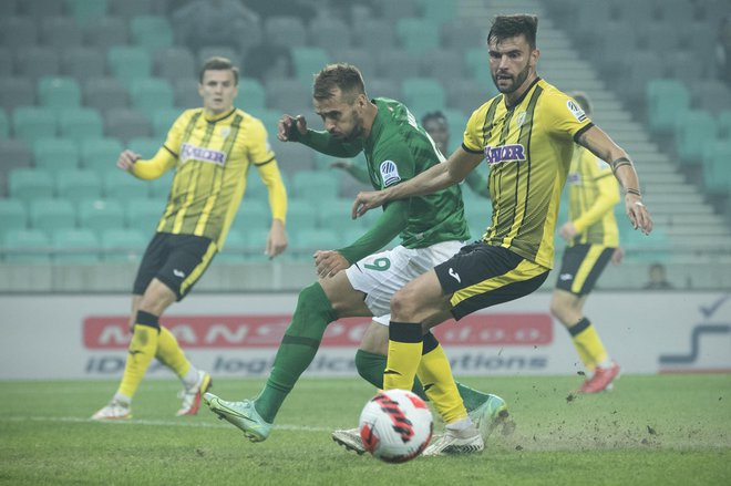 Zabil je dva gola, toda prvi strelec lige Mustafa Nukić ni imel razlogov za veselje, saj bo zaradi izključitve izpustil sobotni veliki derbi v Ljudskem vrtu. FOTO: Jure Eržen/Delo