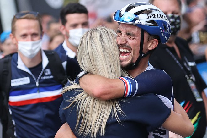 Julian Alaphilippe je ubranil naslov svetovnega prvaka. FOTO:&nbsp; Kenzo Tribouillard/AFP