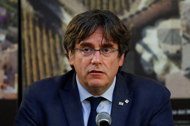 Carles Puigdemont med tiskovno konferenco v Algheru na Sardiniji<br />
FOTO: Yara Nardi/Reuters