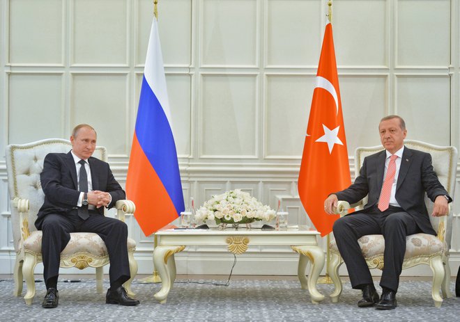 Ko pogajanja zaidejo v slepo ulico, je praviloma neizbežno srečanje Vladimirja Putina (levo) in Recepa Tayyipa Erdoğana. FOTO: Ria Novosti/Reuters