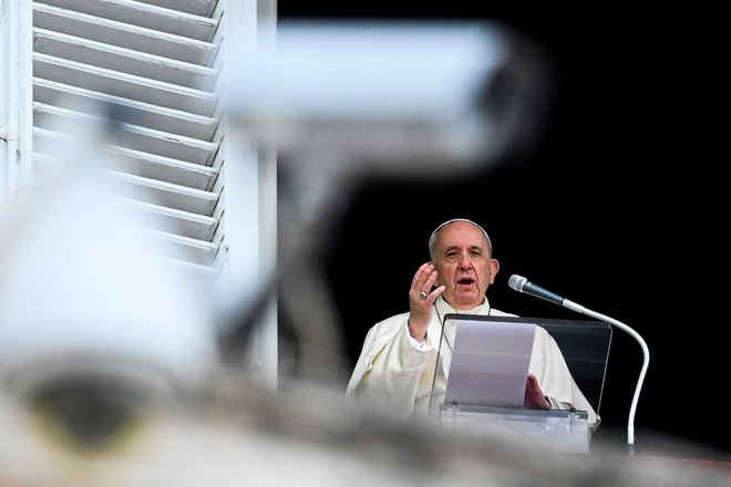 Papež Frančišek nasprotnikom sporoča, da je še živ. FOTO:&nbsp;Vincenzo Pinto/Reuters