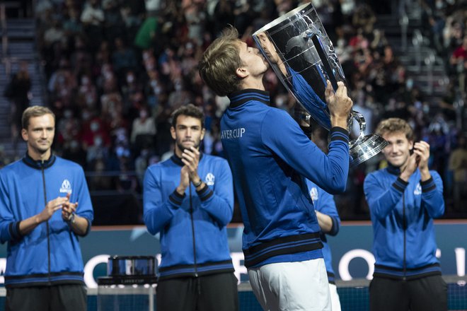 Alexander Zverev je poljubil Laverjev pokal po zmagi s kar 14:1 v kultni bostonski dvorani TD Garden. FOTO: Richard Cashin/USA Today Sports