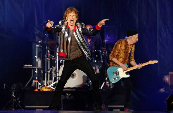 Britanska rock skupina Rolling Stones je na stadionu v St. Louisu začela svojo severnoameriško turnejo z naslovom No Filter, ki jo je lani morala zaradi pandemije preložiti za eno leto. Takoj na začetku koncerta je 78-letni pevec Mick Jagger razkril, da neizmerno pogrešajo nedavno preminulega bobnarja Charlieja Wattsa, ki je po šestih desetletjih igranja konec avgusta umrl pri 80 letih. FOTO: Kamil Krzaczynski/Afp