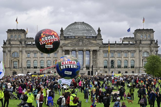 Protesti proti podnebnim spremembam pred nemškim parlamentom. FOTO: John MacDougall/AFP