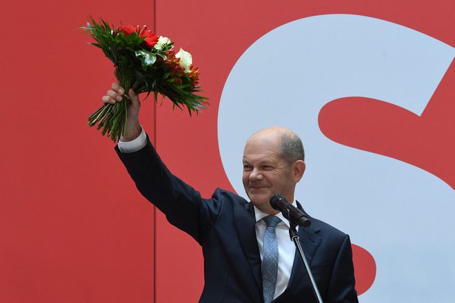 Olaf Scholz, ki je svojo SPD popeljal do zmage na volitvah, bo vlado poskušal najprej sestaviti z Zelenimi in liberalno FDP. Foto Christof Stache/AFP