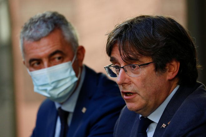 Carles Puigdemont na tiskovki z županom italijanskega Alghera&nbsp; Mariom Conocijem 26. septembra 2021. FOTO: Yara Nardi/Reuters