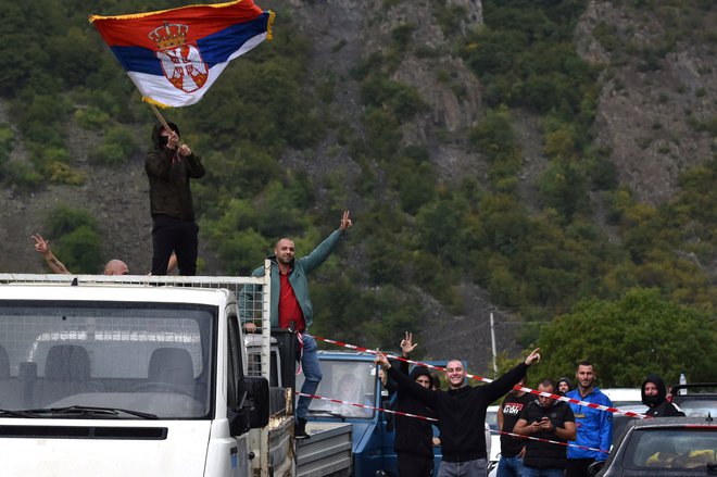 Ceste proti mejnima prehodoma Jarinje in Brnjak na severu Kosova so že več kot teden dni zaprte. Foto Laura Hasani/Reuters