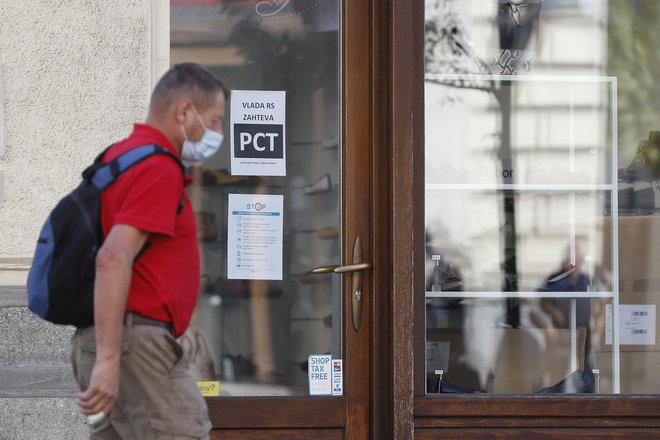 Nihče nima še jasnega odgovora, kako bo s 1. oktobrom v delu javne uprave, ko T iz pogoja za delo odpade. FOTO: Leon Vidic/Delo