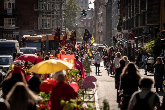 Parada ob praznovanju 50. obletnice svobodnega mesta Christiania se je vila po središču Københavna, osvobojenega tudi omejitev za zajezitev širjenja covida-19. FOTO: Reuters