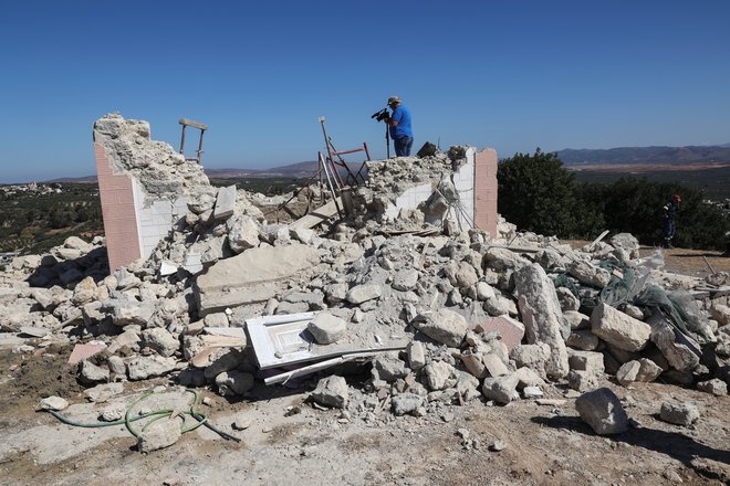 Po prvih ocenah je potres poškodoval na tisoče zgradb. FOTO: Stefanos Rapanis/Reuters