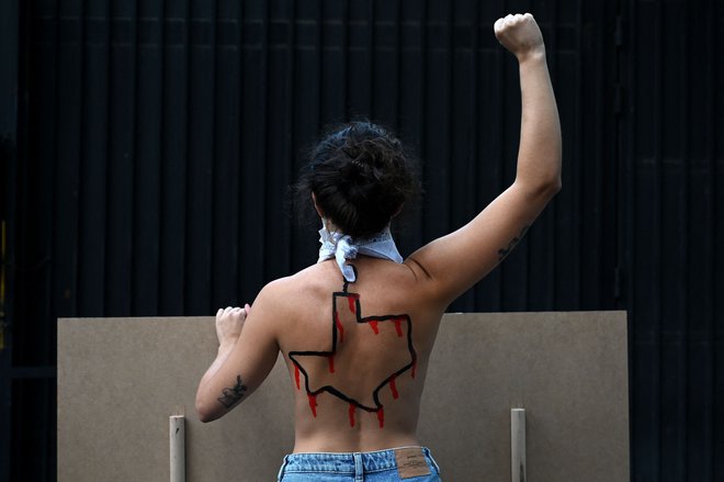 Članica aktivistične skupine Femen z narisano ameriško zvezno državo Teksas na hrbtu, je pred ameriškim konzulatom v Madridu protestirala proti novemu zakonu o splavu v Teksasu. Teksaški guverner je pohvalil nov zakon o splavu, ki zaostruje zakon o zdravilih, ki povzročajo splav. To ustvarja dodatne omejitve po skoraj popolni prepovedi splava. Nove omejitve, ki začnejo veljati decembra 2021, skrajšajo čas, ko lahko zdravniki v Teksasu predpišejo zdravila, ki povzročajo splav in prepoveduje dostavo tablet po pošti. FOTO: Gabriel Bouys/Afp<br />
&nbsp;