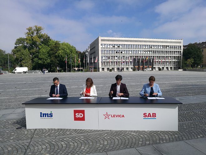 Predsedniki štirih opozicijskih strank so besedilo sporazuma parafirali pred tednom dni. Že isti dan je sporazum potrdil svet SAB. Organi preostalih strank so to storili v soboto. FOTO: Blaž Samec/Delo