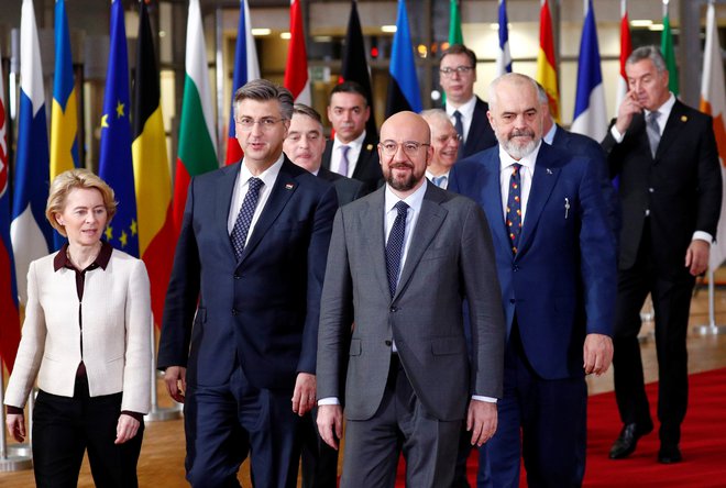 Predsednica Evropske komisije Ursula von der Leyen med neformalnim srečanjem z voditelji držav Zahodnega balkana lani v Bruslju. FOTO: François Lenoir/Reuters