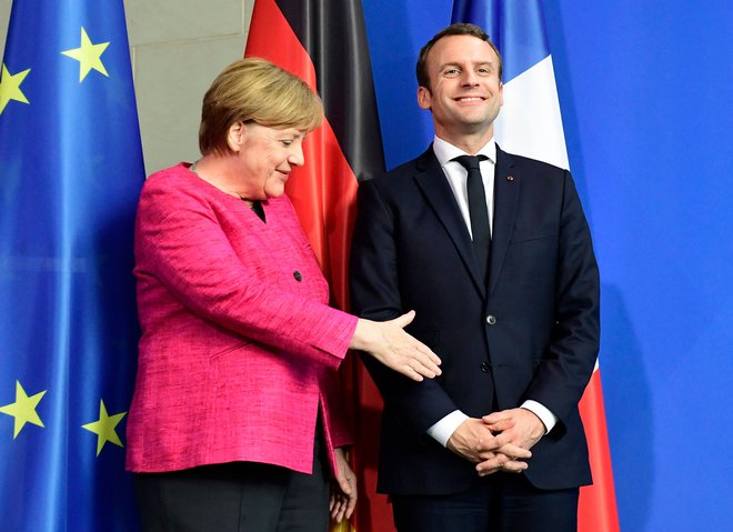 Francoski predsednik Emmanuel Macron naj bi si želel čim bolj zapolniti praznino, ki bo nastala z odhodom Angele Merkel. FOTO: Tobias Schwarz/AFP